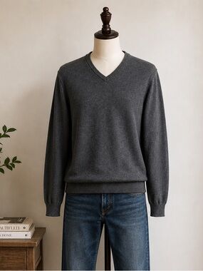 100% Merino Wool Calvin Klein V-Neck Sweater Charcoal Gray Quiet Luxury Size L